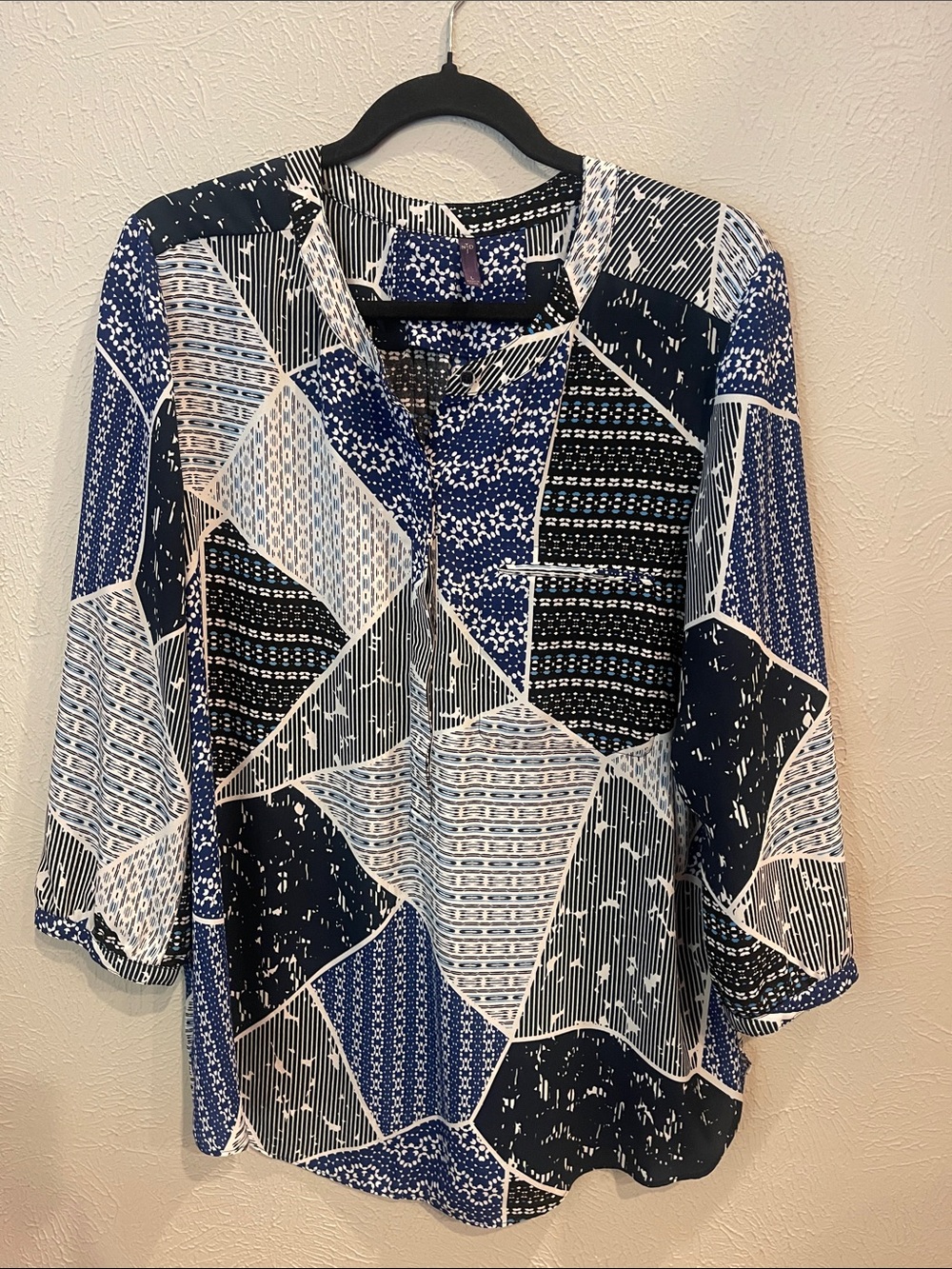 NYDJ Blue Patterned V-Neck Blouse. Pleated back. Size large.